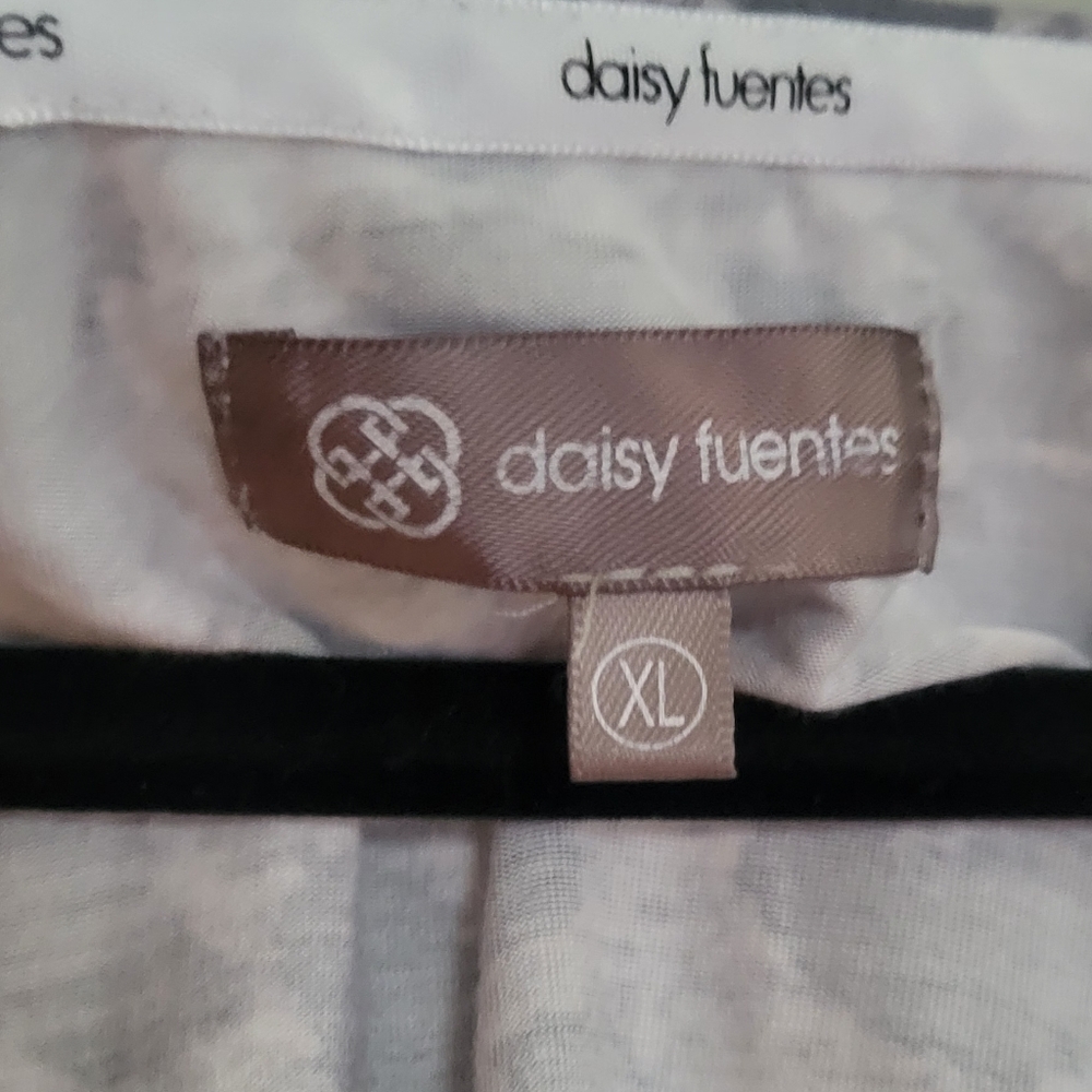 Daisy Fuentes Gray Graphic Tee - Picture 2 of 3